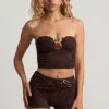 Tarni bandeau-crop-top med metalldetaljer i mörk choklad Tarni bandeau-crop-top med metalldetaljer i mörk choklad