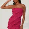 Tatiana bandeau-miniklänning med volangdetaljer i fuchsia Tatiana bandeau-miniklänning med volangdetaljer i fuchsia