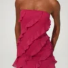 Tatiana bandeau-miniklänning med volangdetaljer i fuchsia Tatiana bandeau-miniklänning med volangdetaljer i fuchsia