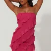 Tatiana bandeau-miniklänning med volangdetaljer i fuchsia Tatiana bandeau-miniklänning med volangdetaljer i fuchsia