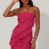 Tatiana bandeau-miniklänning med volangdetaljer i fuchsia Tatiana bandeau-miniklänning med volangdetaljer i fuchsia