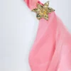Taveuni maxiklänning med cowl-hals och metalldetaljer i rosa orkidé-mönster Taveuni maxiklänning med cowl-hals och metalldetaljer i rosa orkidé-mönster