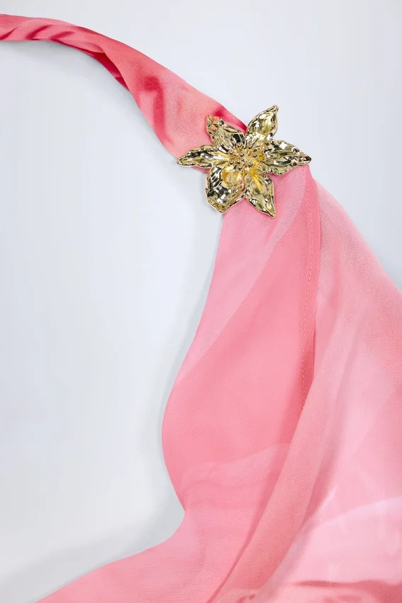 Taveuni maxiklänning med cowl-hals och metalldetaljer i rosa orkidé-mönster Taveuni maxiklänning med cowl-hals och metalldetaljer i rosa orkidé-mönster