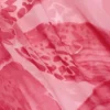 Taveuni maxiklänning med cowl-hals och metalldetaljer i rosa orkidé-mönster Taveuni maxiklänning med cowl-hals och metalldetaljer i rosa orkidé-mönster