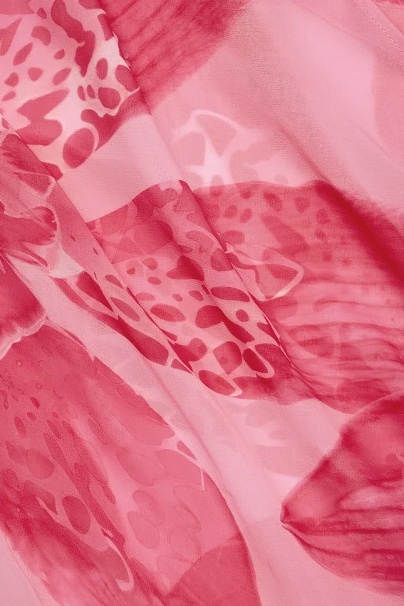 Taveuni maxiklänning med cowl-hals och metalldetaljer i rosa orkidé-mönster Taveuni maxiklänning med cowl-hals och metalldetaljer i rosa orkidé-mönster