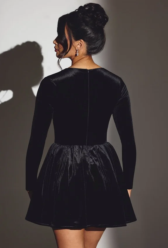 Tera Velvet långärmad korsettminiklänning i jetblack Tera Velvet långärmad korsettminiklänning i jetblack