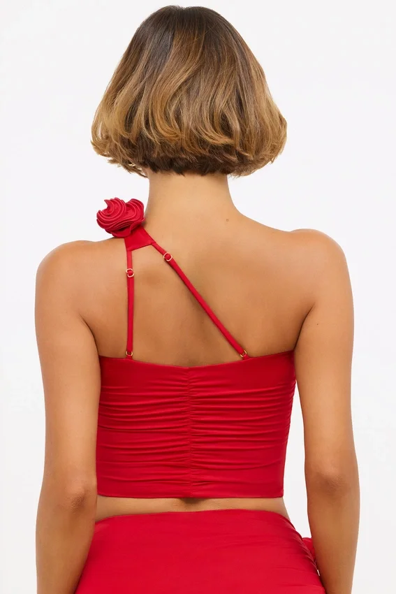 Tesia Slinky Jersey Rose Detail Asymmetric Top i scharlakansrött Tesia Slinky Jersey Rose Detail Asymmetric Top i scharlakansrött