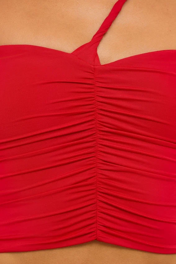Tesia Slinky Jersey Rose Detail Asymmetric Top i scharlakansrött Tesia Slinky Jersey Rose Detail Asymmetric Top i scharlakansrött
