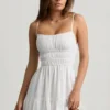 Tessara Shirred Camisole Miniklänning i vitt Tessara Shirred Camisole Miniklänning i vitt