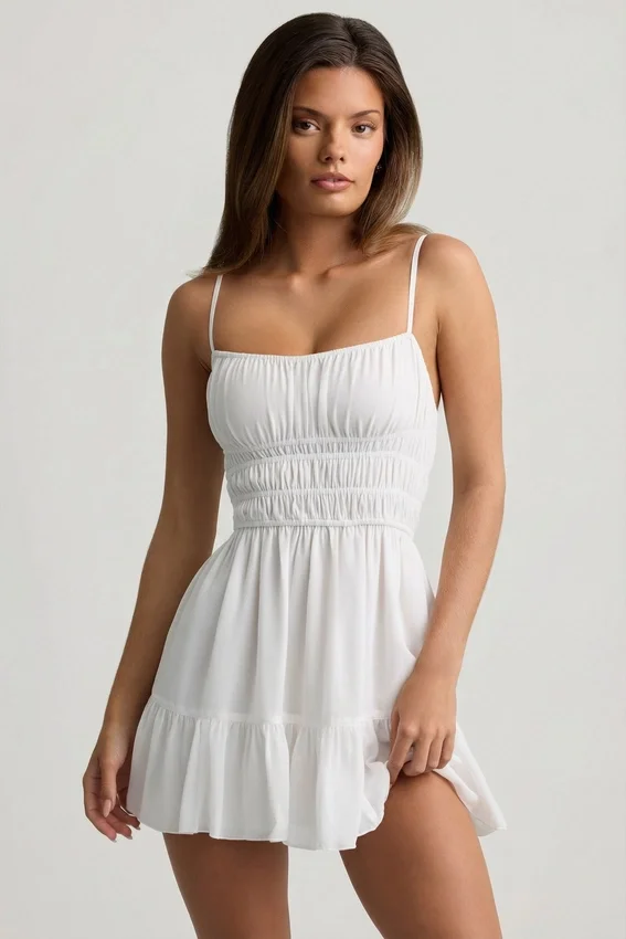 Tessara Shirred Camisole Miniklänning i vitt Tessara Shirred Camisole Miniklänning i vitt