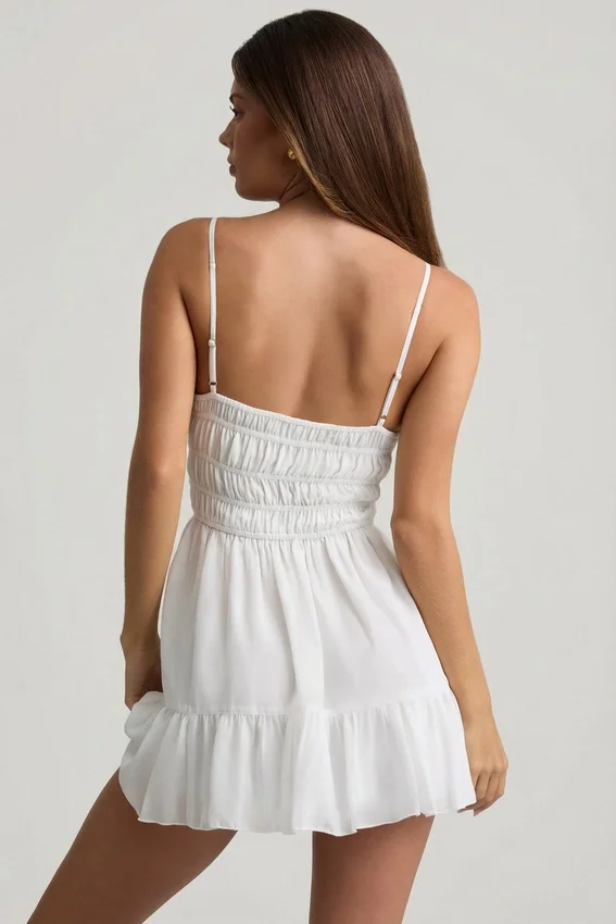 Tessara Shirred Camisole Miniklänning i vitt Tessara Shirred Camisole Miniklänning i vitt