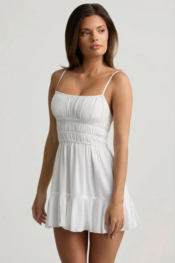Tessara Shirred Camisole Miniklänning i vitt Tessara Shirred Camisole Miniklänning i vitt