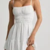Tessara Shirred Camisole Miniklänning i vitt Tessara Shirred Camisole Miniklänning i vitt