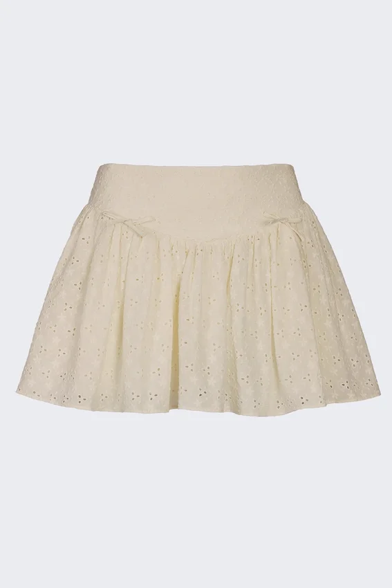 Thia minikjol med rosettdetalj i broderie anglaise i elfenben Thia minikjol med rosettdetalj i broderie anglaise i elfenben