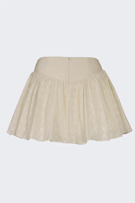 Thia minikjol med rosettdetalj i broderie anglaise i elfenben Thia minikjol med rosettdetalj i broderie anglaise i elfenben