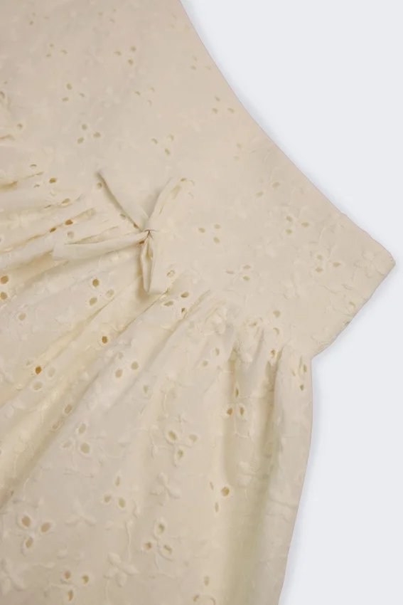 Thia minikjol med rosettdetalj i broderie anglaise i elfenben Thia minikjol med rosettdetalj i broderie anglaise i elfenben