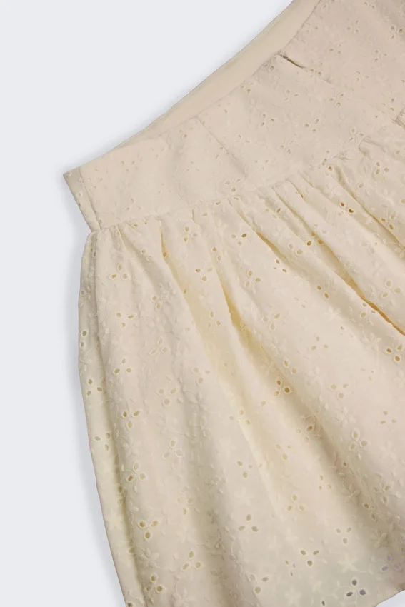 Thia minikjol med rosettdetalj i broderie anglaise i elfenben Thia minikjol med rosettdetalj i broderie anglaise i elfenben