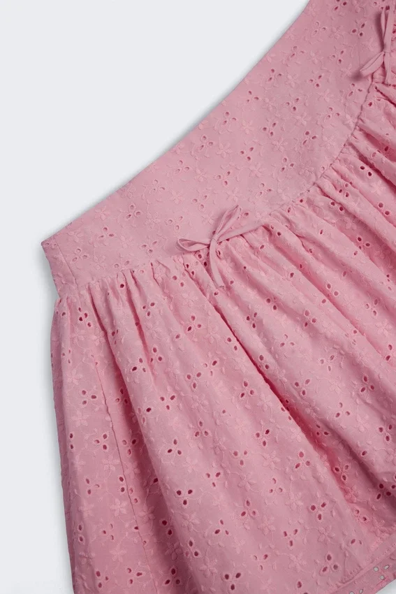 Thia minikjol med rosettdetaljer i broderie anglaise i mjukrosa Thia minikjol med rosettdetaljer i broderie anglaise i mjukrosa