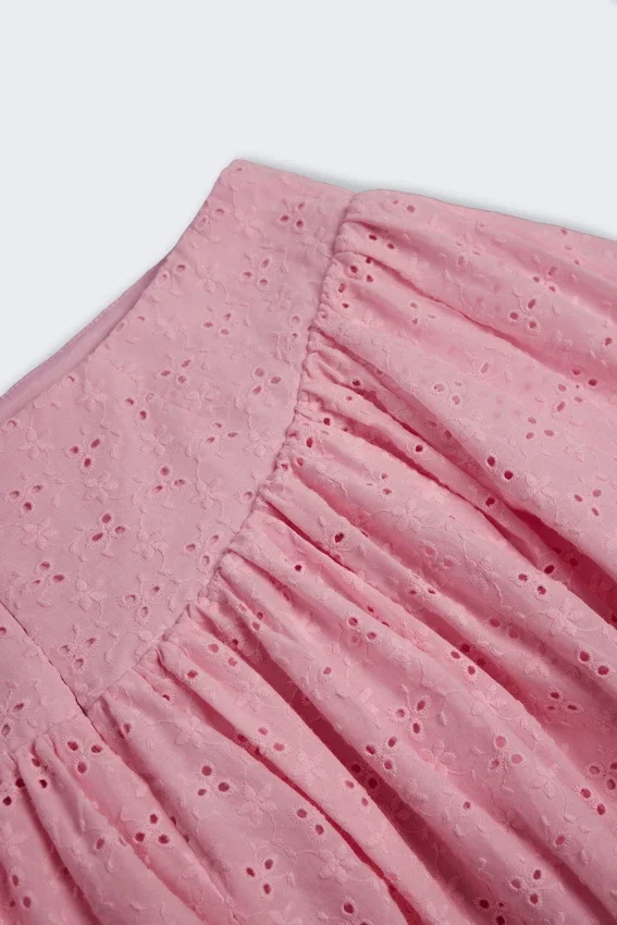 Thia minikjol med rosettdetaljer i broderie anglaise i mjukrosa Thia minikjol med rosettdetaljer i broderie anglaise i mjukrosa