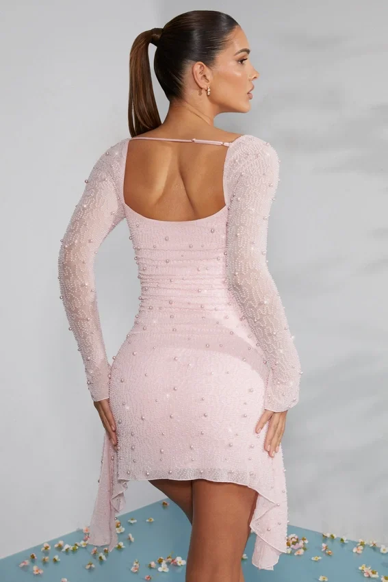 Tivoli långärmad miniklänning med dekorerad cowl-ringning i färgen Blush Tivoli långärmad miniklänning med dekorerad cowl-ringning i färgen Blush