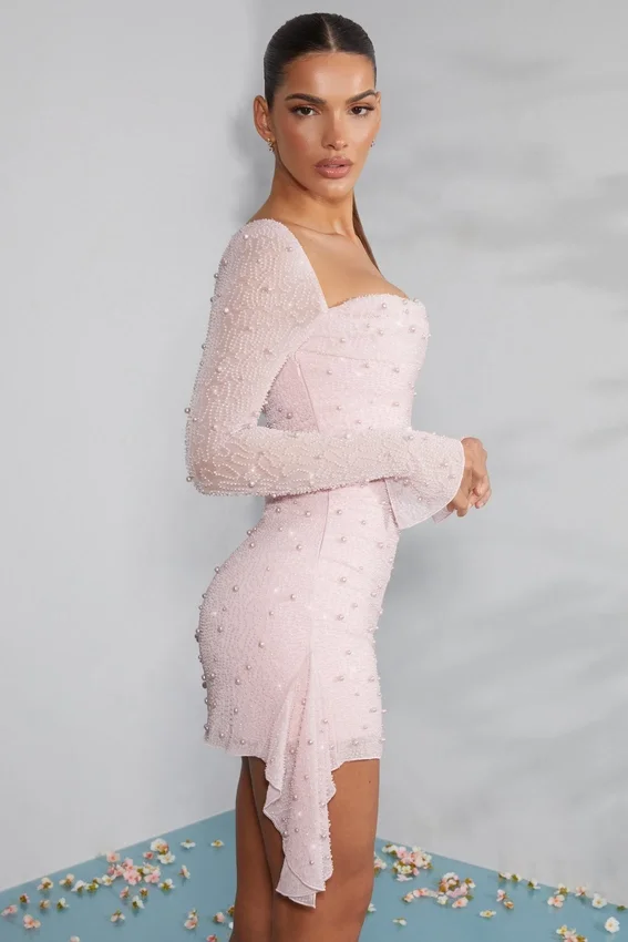 Tivoli långärmad miniklänning med dekorerad cowl-ringning i färgen Blush Tivoli långärmad miniklänning med dekorerad cowl-ringning i färgen Blush