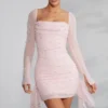 Tivoli långärmad miniklänning med dekorerad cowl-ringning i färgen Blush Tivoli långärmad miniklänning med dekorerad cowl-ringning i färgen Blush