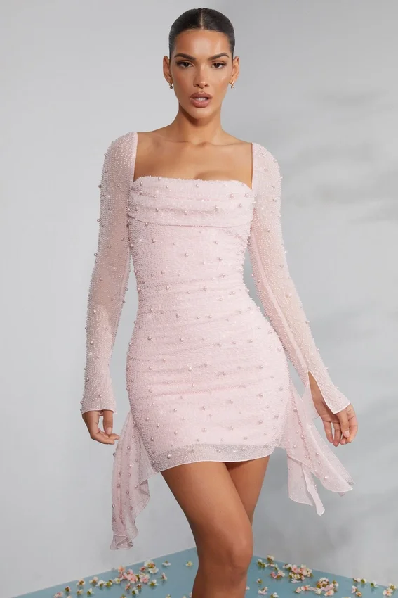 Tivoli långärmad miniklänning med dekorerad cowl-ringning i färgen Blush Tivoli långärmad miniklänning med dekorerad cowl-ringning i färgen Blush