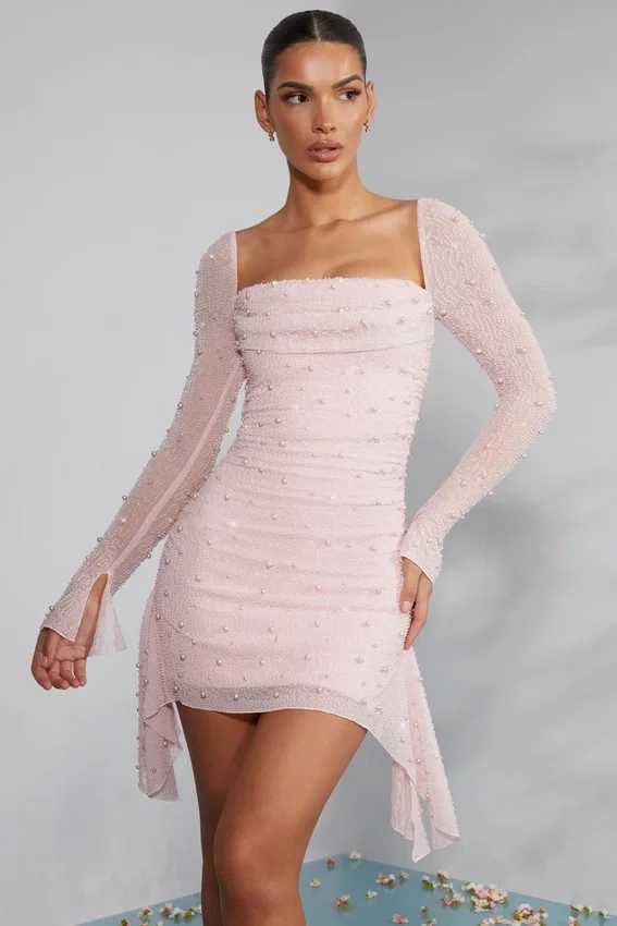 Tivoli långärmad miniklänning med dekorerad cowl-ringning i färgen Blush Tivoli långärmad miniklänning med dekorerad cowl-ringning i färgen Blush
