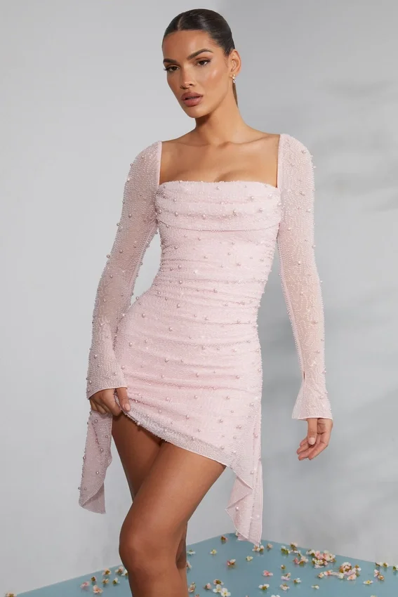 Tivoli långärmad miniklänning med dekorerad cowl-ringning i färgen Blush Tivoli långärmad miniklänning med dekorerad cowl-ringning i färgen Blush