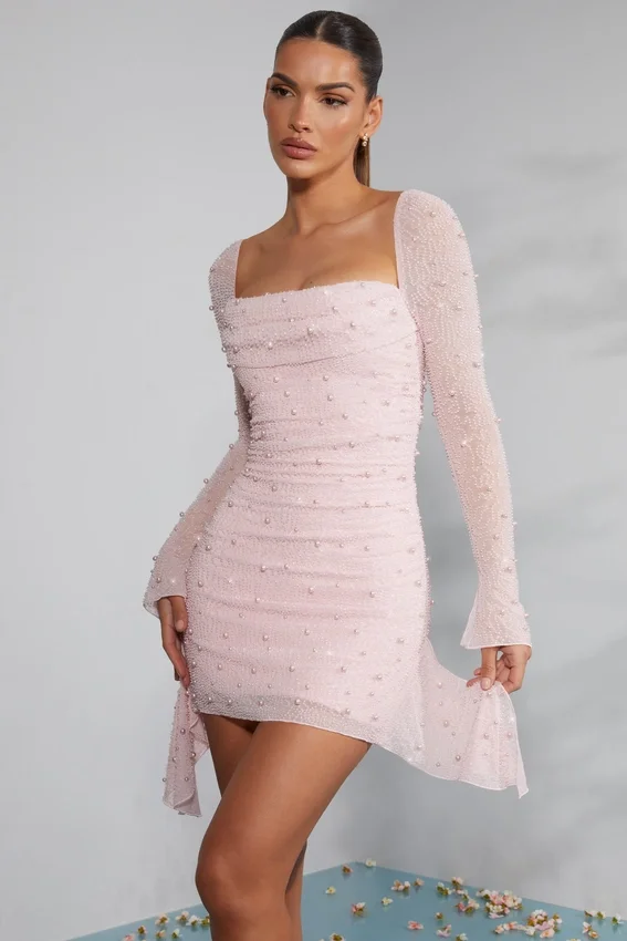 Tivoli långärmad miniklänning med dekorerad cowl-ringning i färgen Blush Tivoli långärmad miniklänning med dekorerad cowl-ringning i färgen Blush
