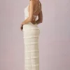 Tove maxiklänning med volanger, rygglös halterneck i ivory Tove maxiklänning med volanger, rygglös halterneck i ivory