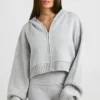 TRUE Kort hoodie i grovstickat med dragkedja i gråmelerat TRUE Kort hoodie i grovstickat med dragkedja i gråmelerat