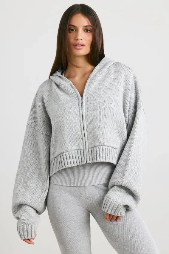TRUE Kort hoodie i grovstickat med dragkedja i gråmelerat TRUE Kort hoodie i grovstickat med dragkedja i gråmelerat