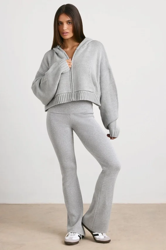 TRUE Kort hoodie i grovstickat med dragkedja i gråmelerat TRUE Kort hoodie i grovstickat med dragkedja i gråmelerat