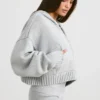 TRUE Kort hoodie i grovstickat med dragkedja i gråmelerat TRUE Kort hoodie i grovstickat med dragkedja i gråmelerat