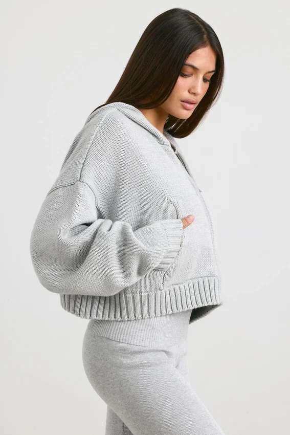 TRUE Kort hoodie i grovstickat med dragkedja i gråmelerat TRUE Kort hoodie i grovstickat med dragkedja i gråmelerat