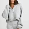 TRUE Kort hoodie i grovstickat med dragkedja i gråmelerat TRUE Kort hoodie i grovstickat med dragkedja i gråmelerat