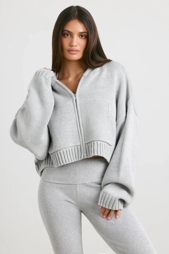 TRUE Kort hoodie i grovstickat med dragkedja i gråmelerat TRUE Kort hoodie i grovstickat med dragkedja i gråmelerat