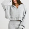 TRUE Kort hoodie i grovstickat med dragkedja i gråmelerat TRUE Kort hoodie i grovstickat med dragkedja i gråmelerat