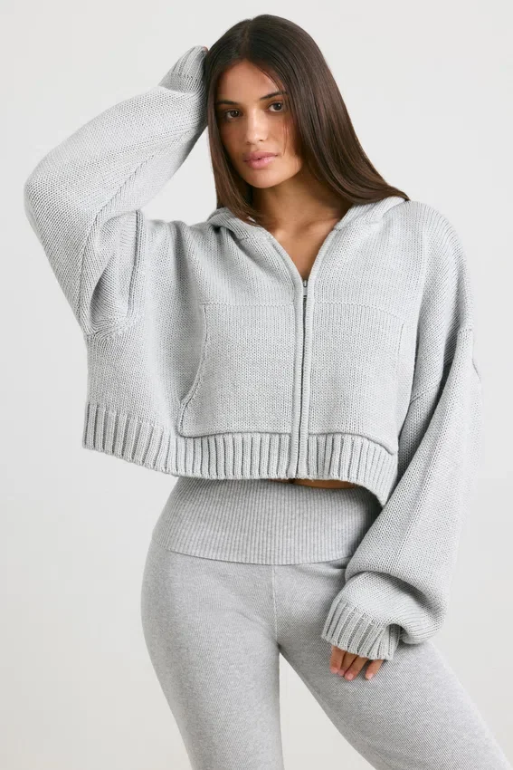 TRUE Kort hoodie i grovstickat med dragkedja i gråmelerat TRUE Kort hoodie i grovstickat med dragkedja i gråmelerat