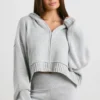 TRUE Kort hoodie i grovstickat med dragkedja i gråmelerat TRUE Kort hoodie i grovstickat med dragkedja i gråmelerat