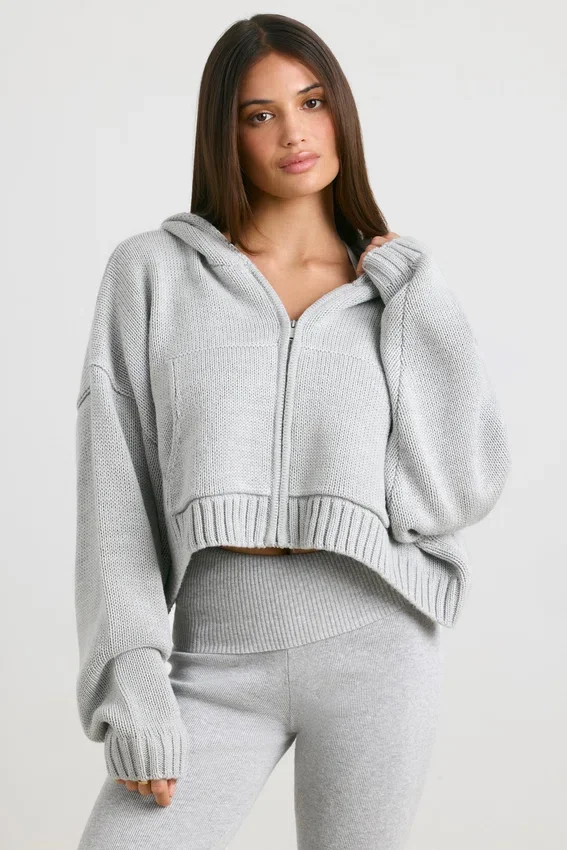 TRUE Kort hoodie i grovstickat med dragkedja i gråmelerat TRUE Kort hoodie i grovstickat med dragkedja i gråmelerat