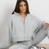 TRUE Kort hoodie i grovstickat med dragkedja i gråmelerat TRUE Kort hoodie i grovstickat med dragkedja i gråmelerat