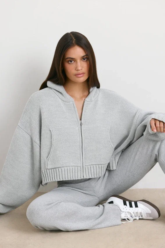 TRUE Kort hoodie i grovstickat med dragkedja i gråmelerat TRUE Kort hoodie i grovstickat med dragkedja i gråmelerat