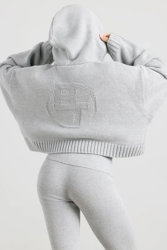 TRUE Kort hoodie i grovstickat med dragkedja i gråmelerat TRUE Kort hoodie i grovstickat med dragkedja i gråmelerat
