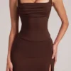 Tula Mid-Rise Bodycon Ultra Mini Kjol med spalt i chokladbrunt Tula Mid-Rise Bodycon Ultra Mini Kjol med spalt i chokladbrunt