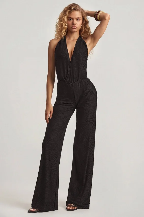 Tulay Devoré jumpsuit med halterneck och öppen rygg i svart Tulay Devoré jumpsuit med halterneck och öppen rygg i svart