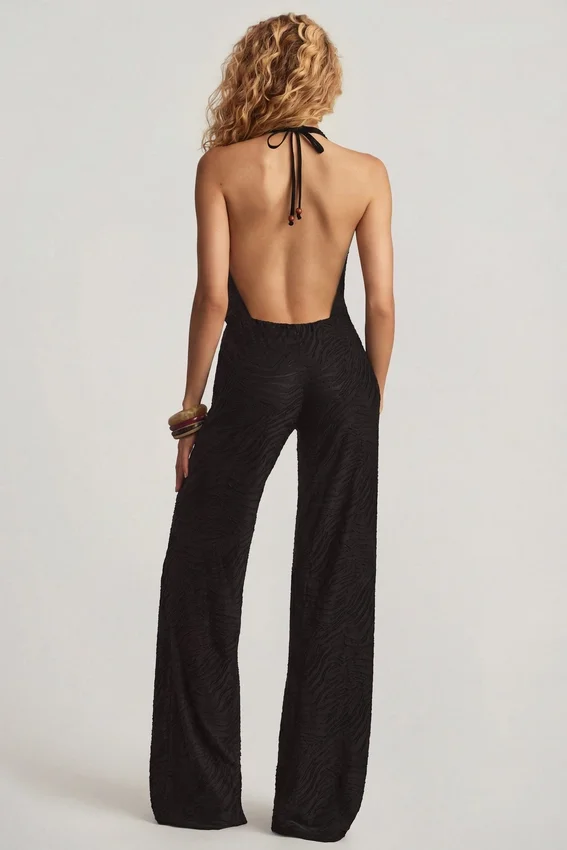 Tulay Devoré jumpsuit med halterneck och öppen rygg i svart Tulay Devoré jumpsuit med halterneck och öppen rygg i svart