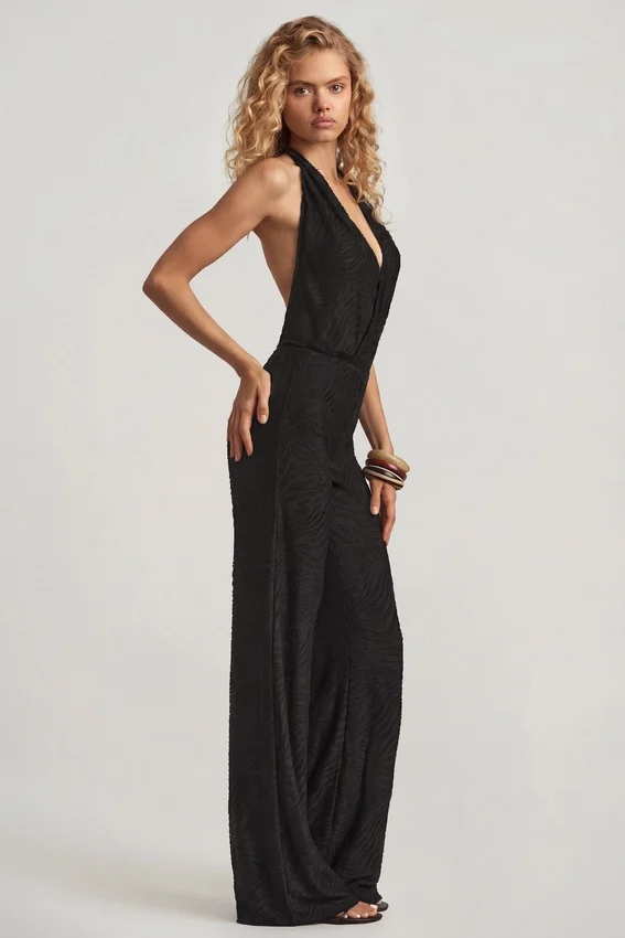 Tulay Devoré jumpsuit med halterneck och öppen rygg i svart Tulay Devoré jumpsuit med halterneck och öppen rygg i svart