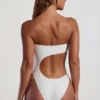 Tulum bandeau-baddräkt med utskärningar och pärldekor i ivory Tulum bandeau-baddräkt med utskärningar och pärldekor i ivory